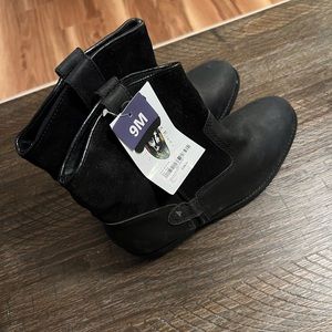 Women’s low cut cowboy boots new with tags